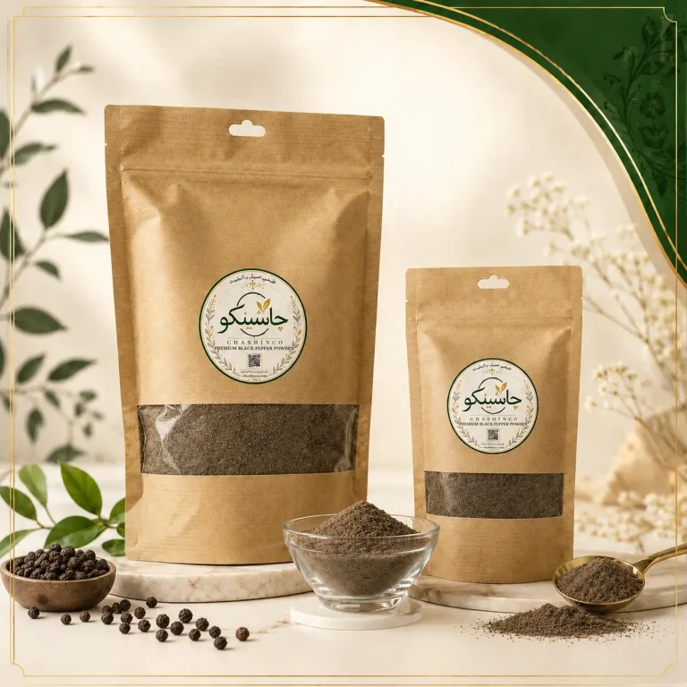 متن جایگزین / Alt Text: تصویر پودر فلفل سیاه درجه یک چاشینکو در بسته بندی ایستاده به همراه پودر فلفل سیاه و دانه فلفل